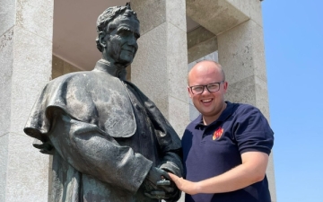 Melvin Mendritzki SDB während seines Noviziates in Turin, hier mit einer Don-Bosco-Statue