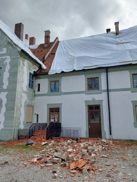 Unwetterschäden im Maierhof des Zentrums für Umwelt und Kultur im Kloster Benediktbeuern: mit Planen abgedeckte Dächer, Dachziegeln am Boden 